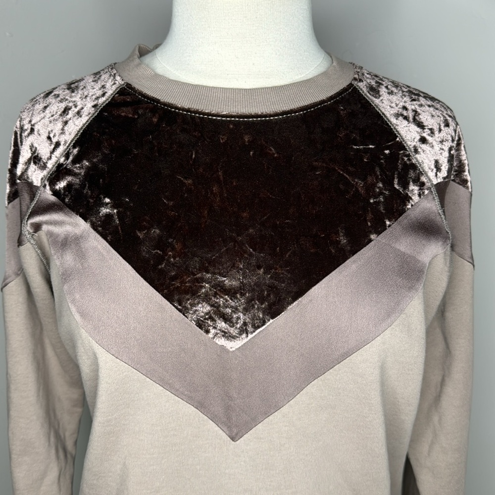 Mocha color sweatshirt Three fabric detail Size 3 (Large)